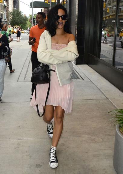 Rihanna abusa na transparência de top durante passeio por Nova York, nos Estados Unidos