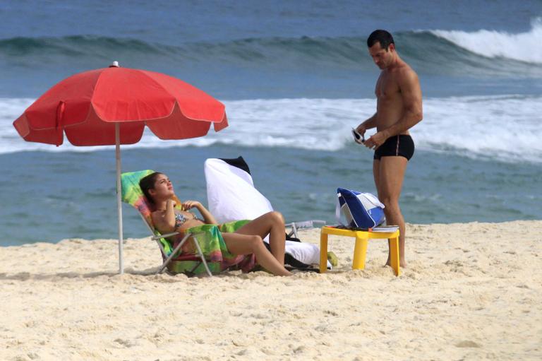 Sophie Charlotte e Malvino Salvador curtem Dia dos Namorados em praia do Rio de Janeiro