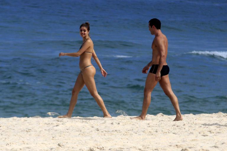 Sophie Charlotte e Malvino Salvador curtem Dia dos Namorados em praia do Rio de Janeiro