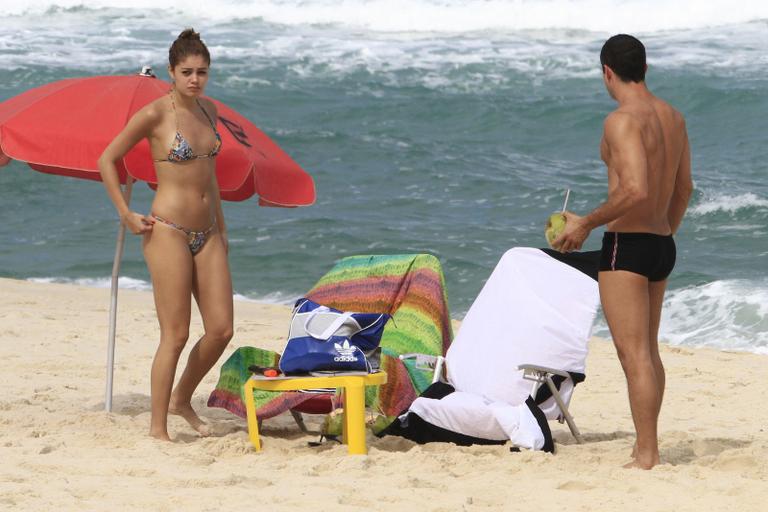 Sophie Charlotte e Malvino Salvador curtem Dia dos Namorados em praia do Rio de Janeiro