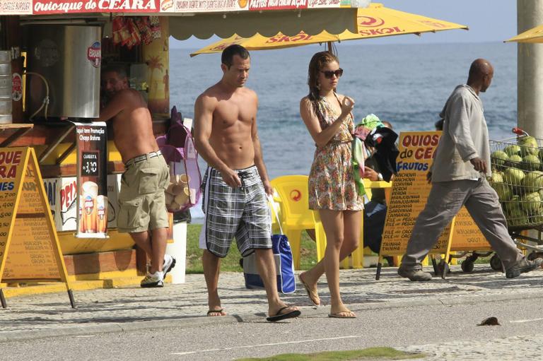 Sophie Charlotte e Malvino Salvador curtem Dia dos Namorados em praia do Rio de Janeiro