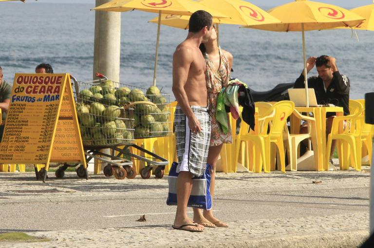 Sophie Charlotte e Malvino Salvador curtem Dia dos Namorados em praia do Rio de Janeiro