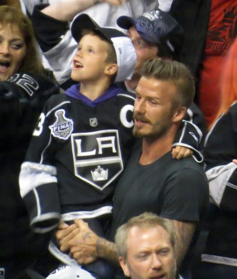 David Beckham se diverte com filhos em jogo de hockey no gelo em Los Angeles, nos Estados Unidos