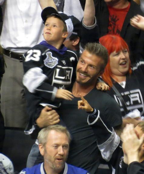 David Beckham se diverte com filhos em jogo de hockey no gelo em Los Angeles, nos Estados Unidos