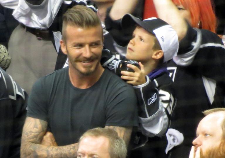 David Beckham se diverte com filhos em jogo de hockey no gelo em Los Angeles, nos Estados Unidos