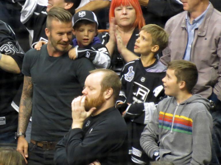 David Beckham se diverte com filhos em jogo de hockey no gelo em Los Angeles, nos Estados Unidos