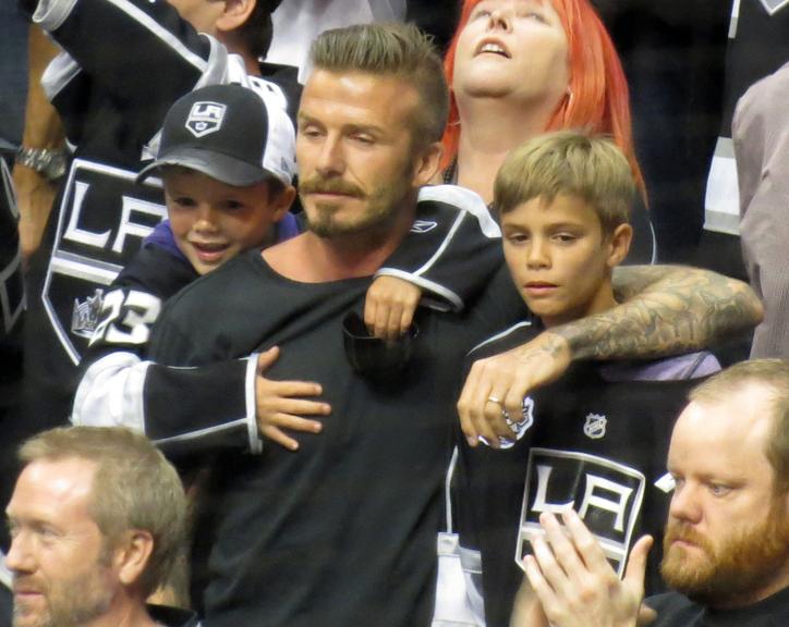 David Beckham se diverte com filhos em jogo de hockey no gelo em Los Angeles, nos Estados Unidos