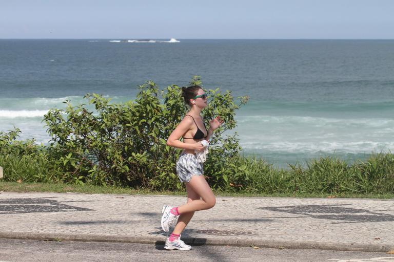 Atriz Bruna Linzmeyer mostra boa forma ao se exercitar no Rio de Janeiro