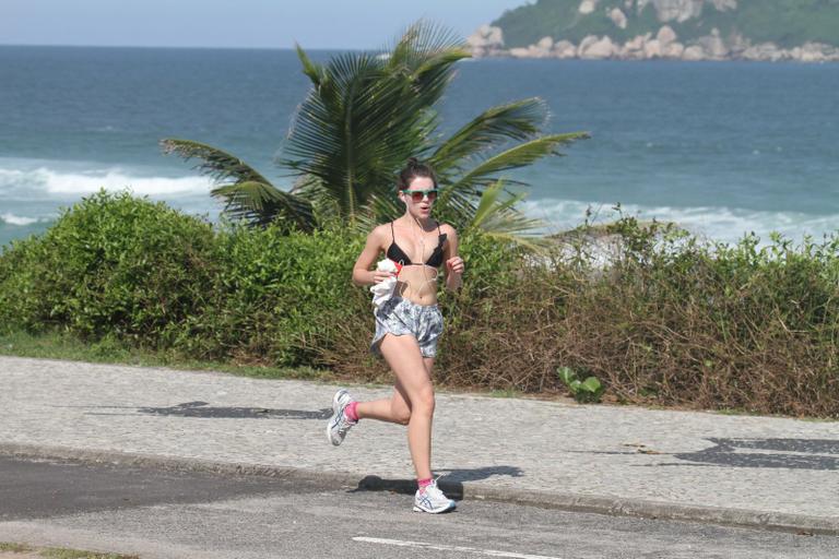 Atriz Bruna Linzmeyer mostra boa forma ao se exercitar no Rio de Janeiro