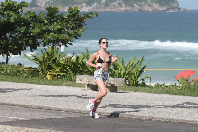 Atriz Bruna Linzmeyer mostra boa forma ao se exercitar no Rio de Janeiro