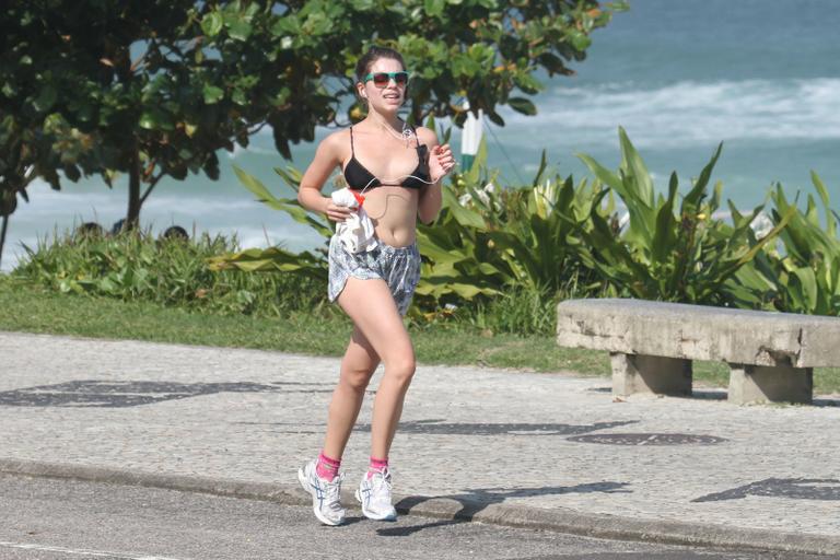 Atriz Bruna Linzmeyer mostra boa forma ao se exercitar no Rio de Janeiro