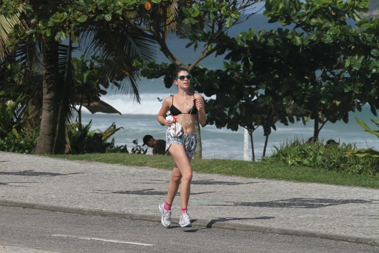 Atriz Bruna Linzmeyer mostra boa forma ao se exercitar no Rio de Janeiro