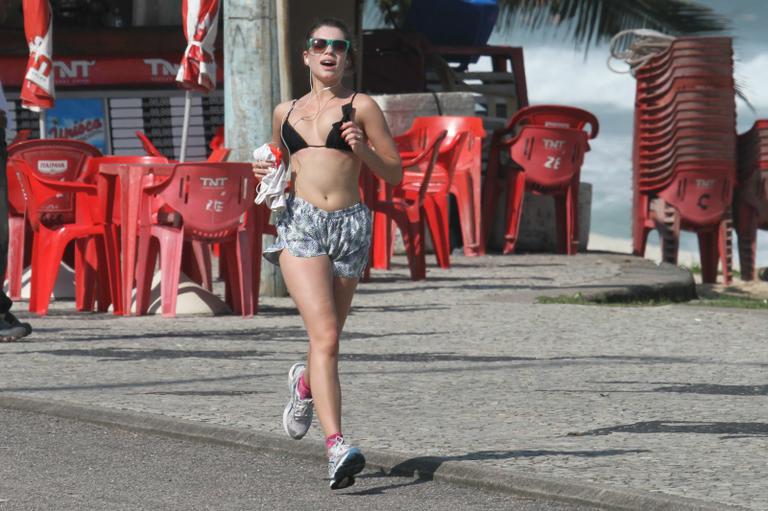 Atriz Bruna Linzmeyer mostra boa forma ao se exercitar no Rio de Janeiro