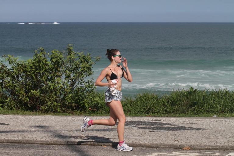 Atriz Bruna Linzmeyer mostra boa forma ao se exercitar no Rio de Janeiro