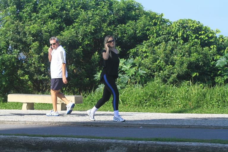 Ellen Roche caminha pela orla da Barra da Tijuca, no Rio de Janeiro