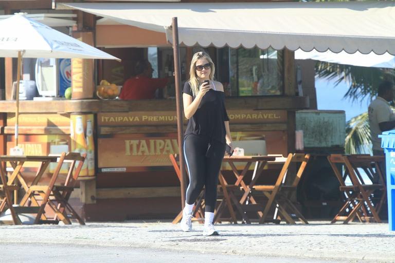 Ellen Roche caminha pela orla da Barra da Tijuca, no Rio de Janeiro