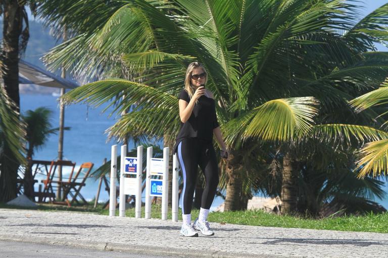 Ellen Roche caminha pela orla da Barra da Tijuca, no Rio de Janeiro