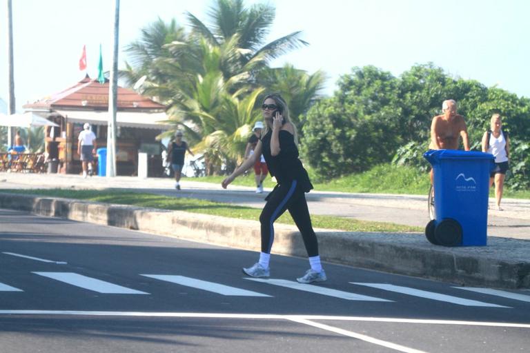 Ellen Roche caminha pela orla da Barra da Tijuca, no Rio de Janeiro