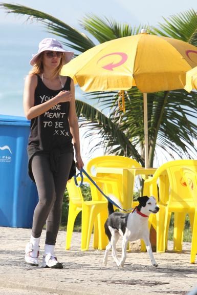 Acompanhada de seu fiel escudeiro, o cãozinho Pluft, a VJ da MTV Ellen Jabour se exercita no calçadão da Barra da Tijuca