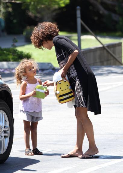 Halle Berry busca a pequena Nahla na escola