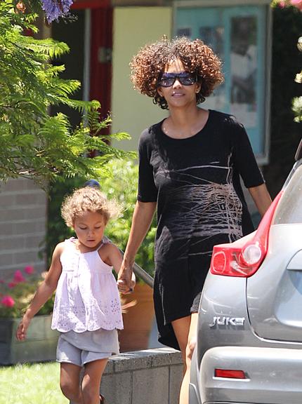 Halle Berry busca a pequena Nahla na escola