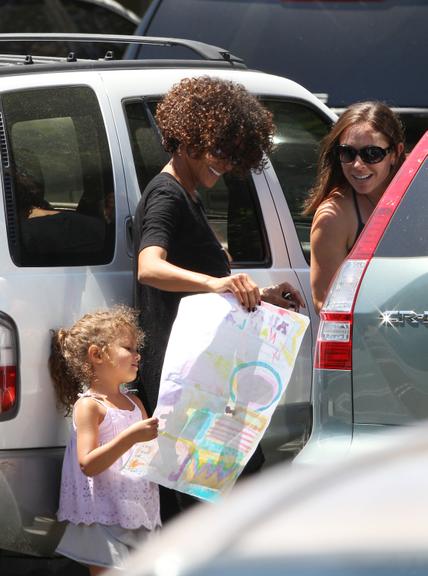 Halle Berry busca a pequena Nahla na escola