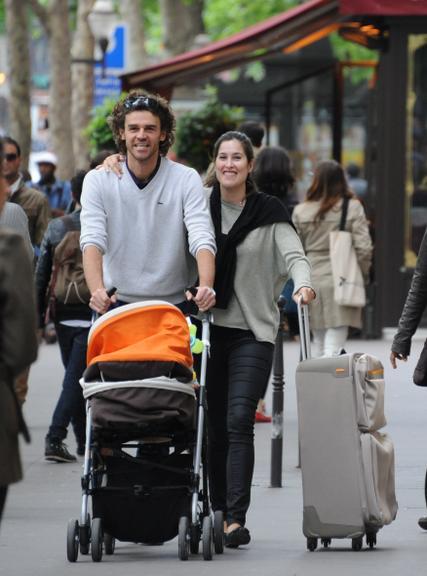 Gustavo Kuerten passeia com a mulher, Mariana Soncini, e a filha, a pequena Maria Augusta, por Paris, na França