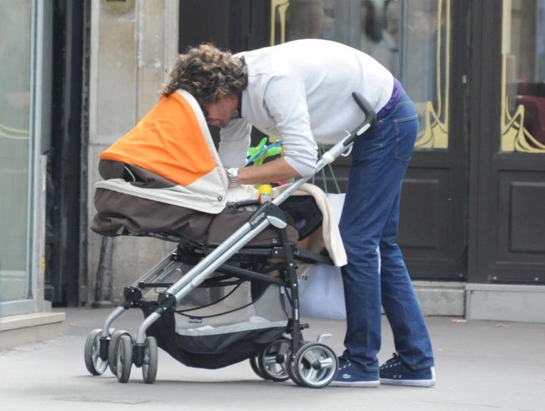 Gustavo Kuerten passeia com a mulher, Mariana Soncini, e a filha, a pequena Maria Augusta, por Paris, na França