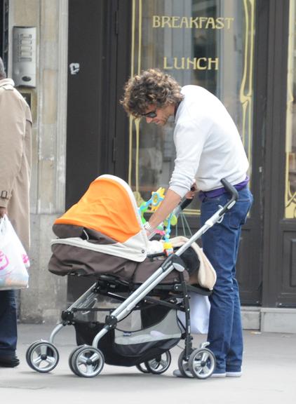 Gustavo Kuerten passeia com a mulher, Mariana Soncini, e a filha, a pequena Maria Augusta, por Paris, na França