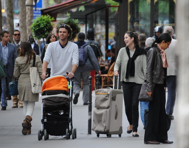 Gustavo Kuerten passeia com a mulher, Mariana Soncini, e a filha, a pequena Maria Augusta, por Paris, na França