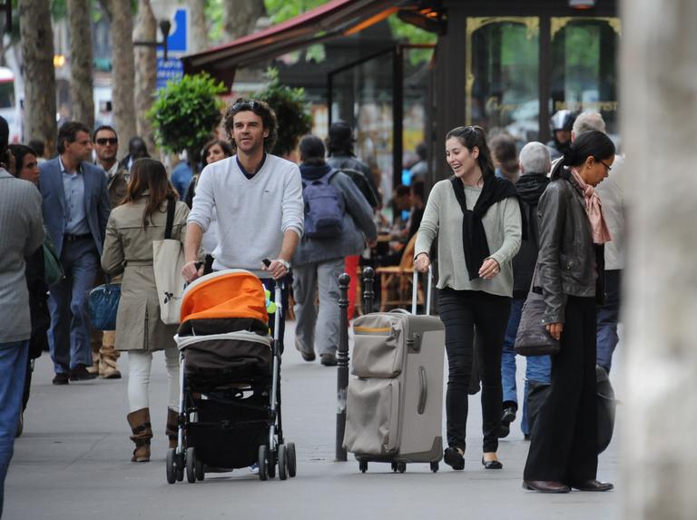 Gustavo Kuerten passeia com a mulher, Mariana Soncini, e a filha, a pequena Maria Augusta, por Paris, na França