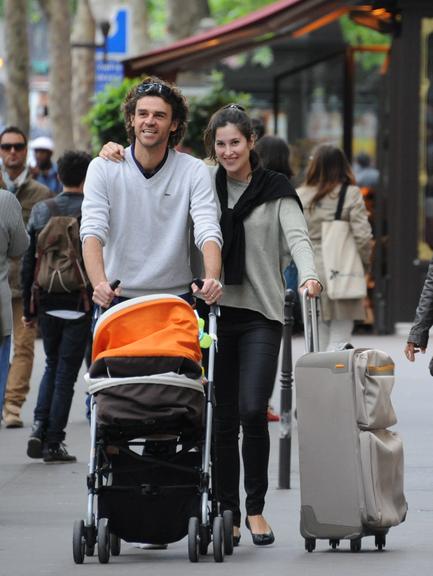 Gustavo Kuerten passeia com a mulher, Mariana Soncini, e a filha, a pequena Maria Augusta, por Paris, na França