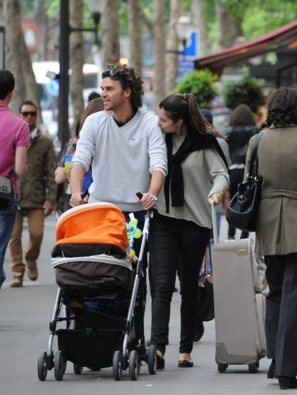 Gustavo Kuerten passeia com a mulher, Mariana Soncini, e a filha, a pequena Maria Augusta, por Paris, na França