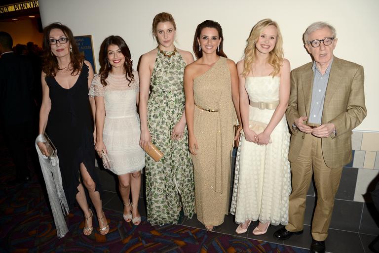 Simona Caparrini, Alessandra Mastronardi, Greta Gerwig, Penélope Cruz, Alison Pill posam com Woody Allen na estreia de 'Para Roma Com Amor'