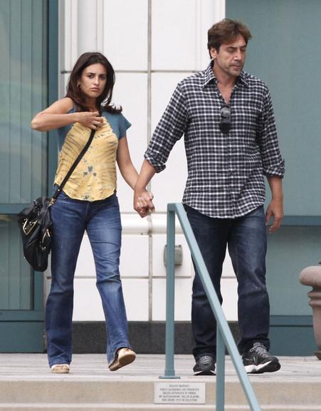 Penélope Cruz durante passeio ao lado do marido, Javier Bardem