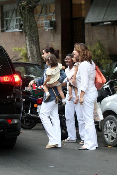 Giovanna Antonelli em dia de passeio com as filhas gêmeas