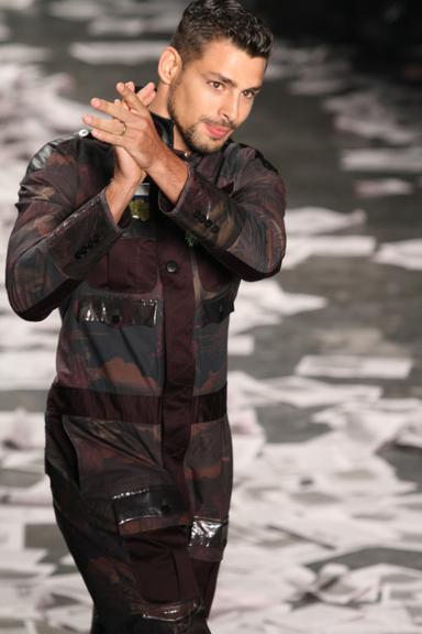 Cauã Reymond desfila no SPFW