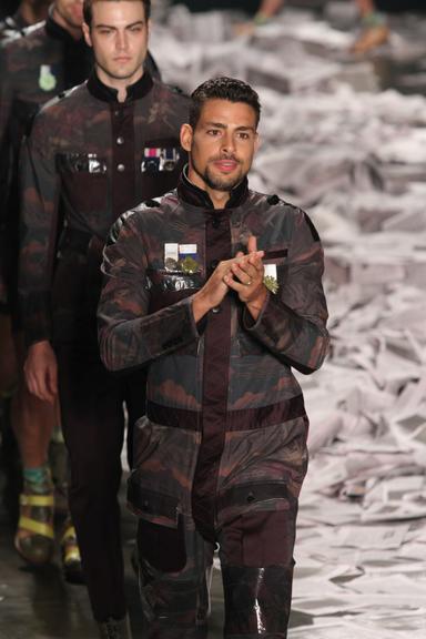 Cauã Reymond desfila no SPFW