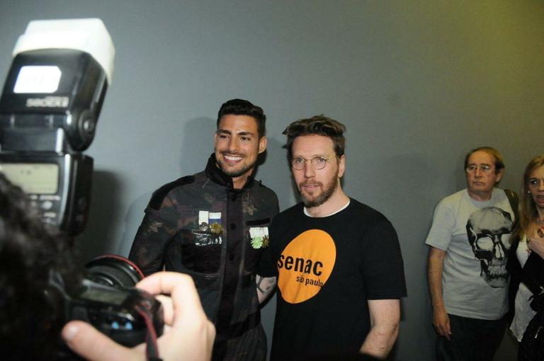 Cauã Reymond e Alexandre Herchcovitch no SPFW