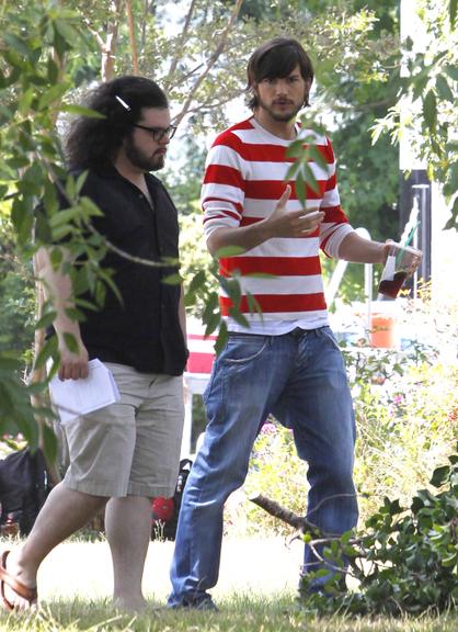 Ashton Kutcher aparece caracterizado como Steve Jobs em set de filmagem