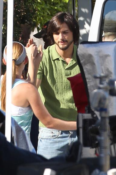 Ashton Kutcher aparece caracterizado como Steve Jobs em set de filmagem