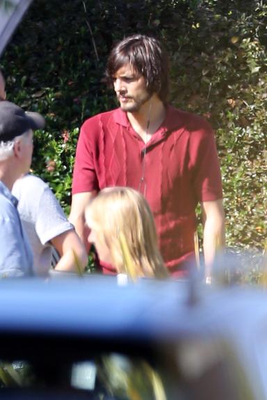 Ashton Kutcher aparece caracterizado como Steve Jobs em set de filmagem