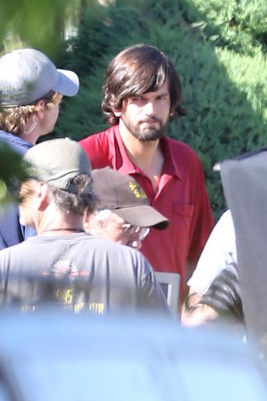 Ashton Kutcher aparece caracterizado como Steve Jobs em set de filmagem