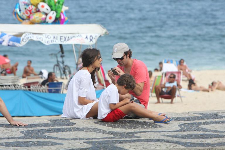 Bruno Mazzeo curte praia do Leblon com morena e filho, João 