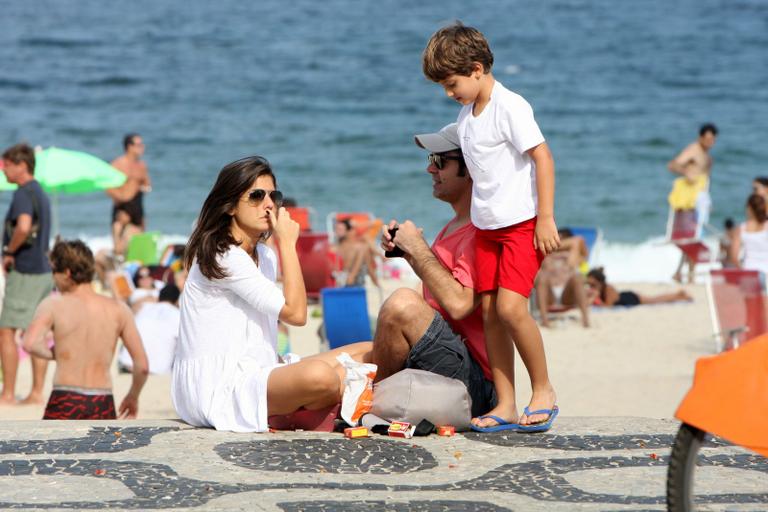 Bruno Mazzeo curte praia do Leblon com morena e filho, João 