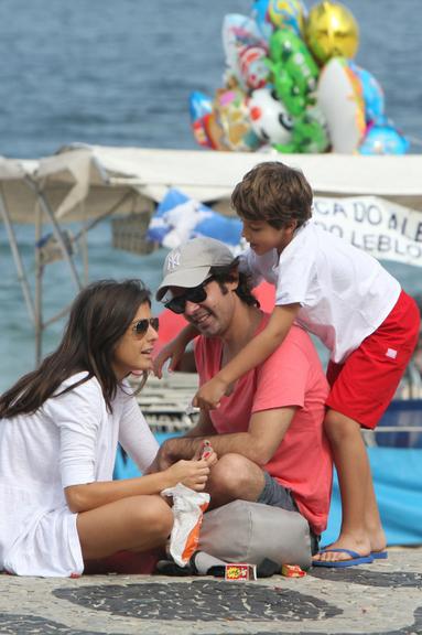 Bruno Mazzeo curte praia do Leblon com morena e filho, João 