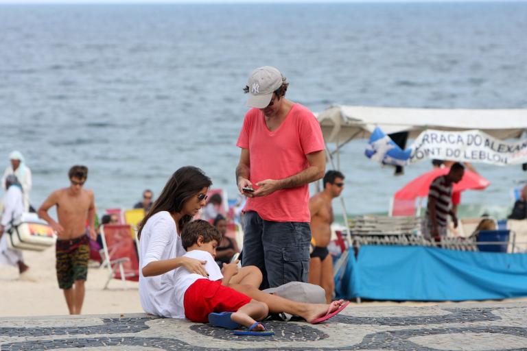 Bruno Mazzeo curte praia do Leblon com morena e filho, João 