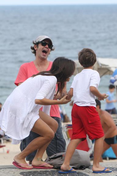 Bruno Mazzeo curte praia do Leblon com morena e filho, João 