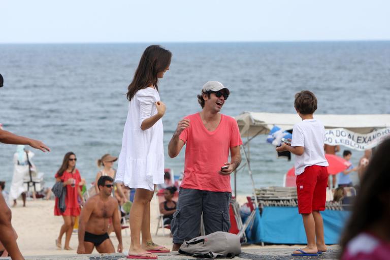 Bruno Mazzeo curte praia do Leblon com morena e filho, João 