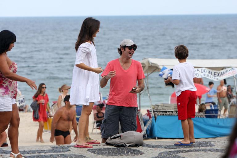 Bruno Mazzeo curte praia do Leblon com morena e filho, João 